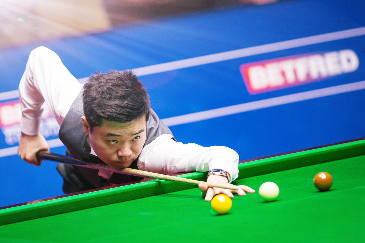 年轻女性来 年轻女性来